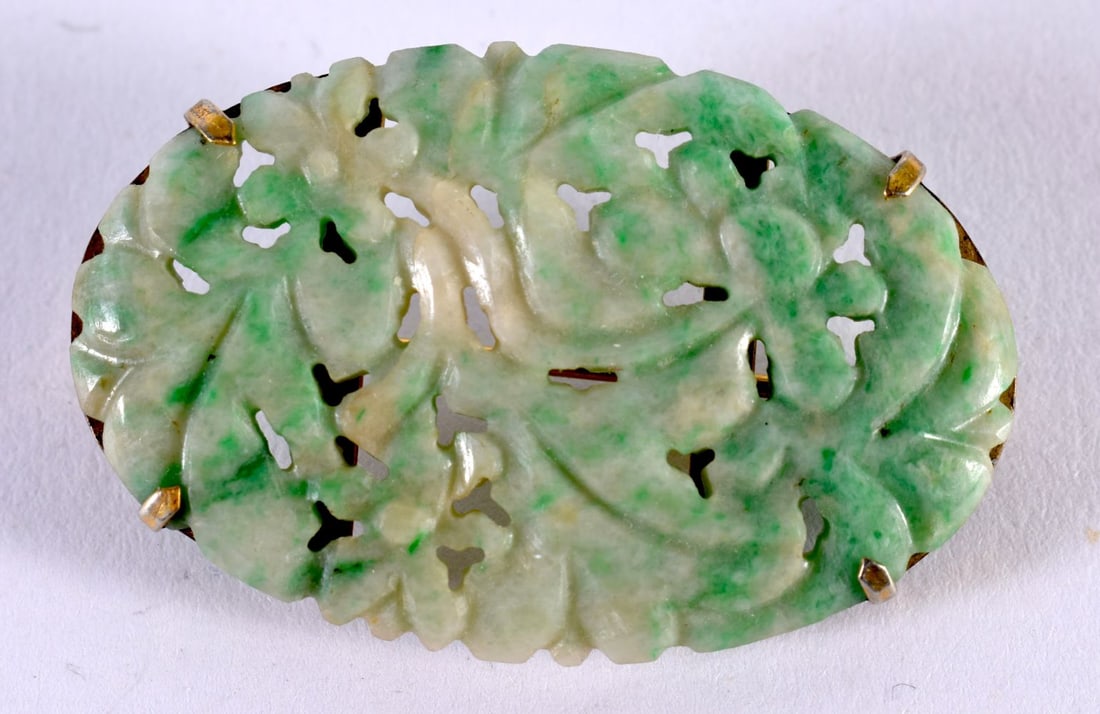 A LATE 19TH CENTURY CHINESE CARVED JADEITE BROOCH Qing. 7.6 grams. 2.5 cm x 4 cm. (1 of 3)