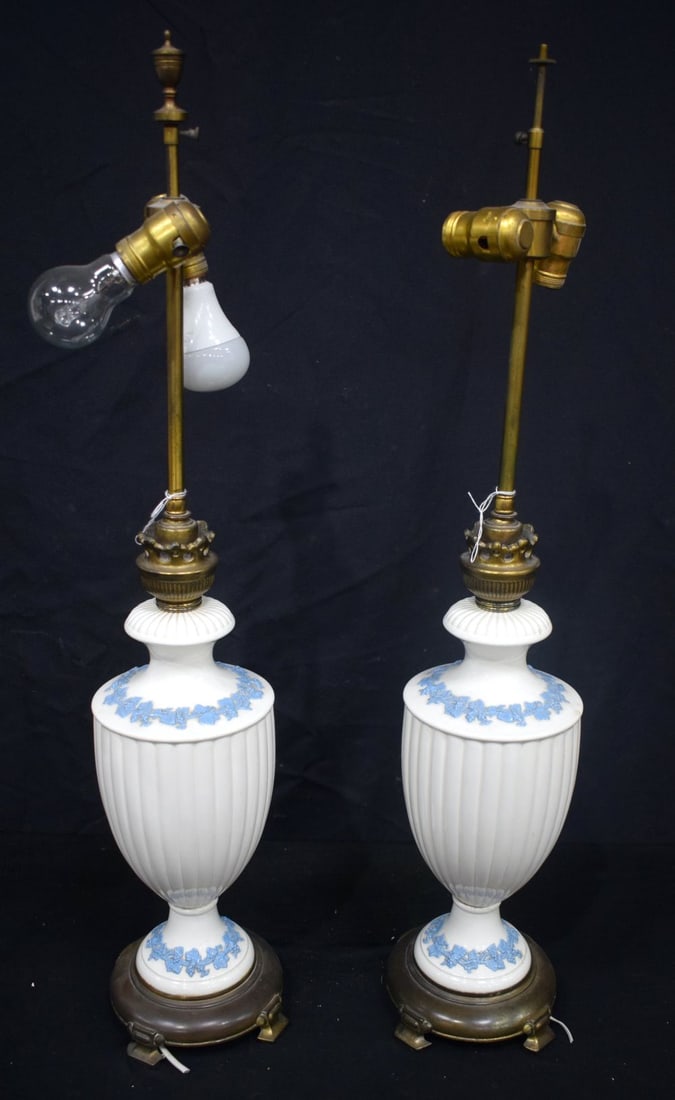 A pair of Wedgwood Queensware porcelain lampstands 80 cm (2).: A pair of Wedgwood Queensware porcelain lampstands 80 cm (2).