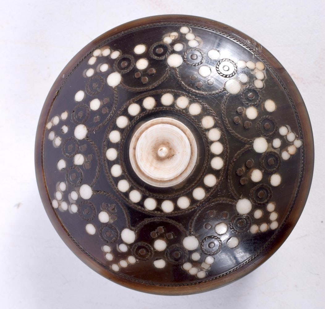 A small horn lidded pill box inlaid with bone decoration 3 x 6 cm.: A small horn lidded pill box inlaid with bone decoration 3 x 6 cm.