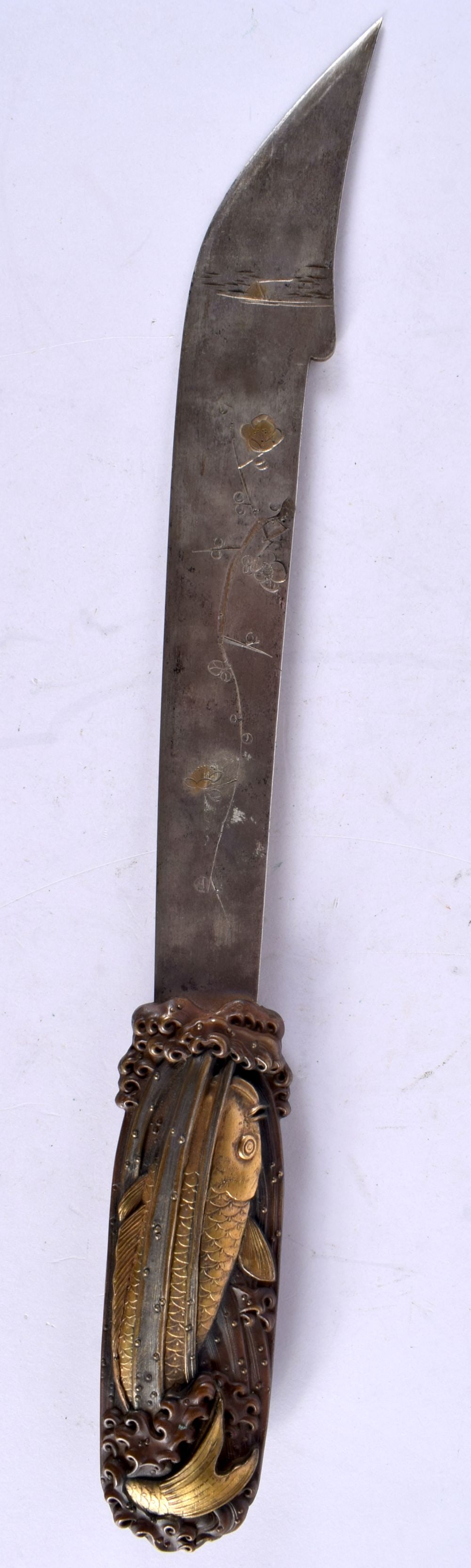 A 19TH CENTURY JAPANESE MEIJI PERIOD MIXED METAL KNIFE the handle formed as carp under reeds, decora: A 19TH CENTURY JAPANESE MEIJI PERIOD MIXED METAL KNIFE the handle formed as carp under reeds, decorated with repousse crashing water, the blade formed with a bird amongst foliage. 32 cm long.