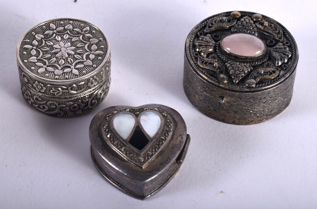 Three Antique Silver Pill Boxes. Stamped 925 and 800, Largest 3.6cm x 2cm, total weight 62.4g (3): Three Antique Silver Pill Boxes. Stamped 925 and 800, Largest 3.6cm x 2cm, total weight 62.4g (3)