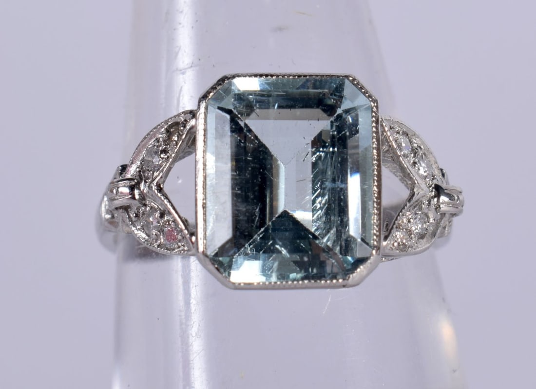 AN ART DECO DIAMOND AND AQUAMARINE WHITE METAL RING. 4.2 grams. M. (1 of 4)