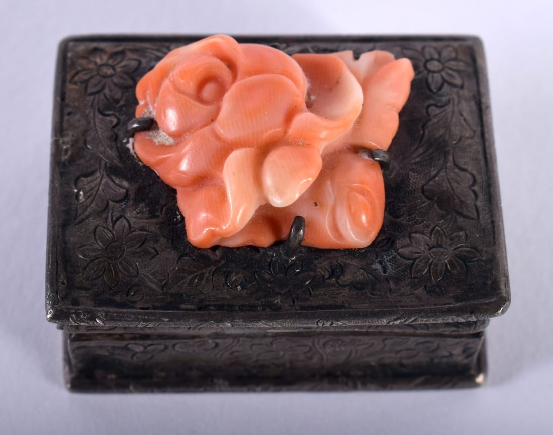 A SILVER AND CORAL PILL BOX. 19.9 grams. 3.25 cm x 2.5 cm.: A SILVER AND CORAL PILL BOX. 19.9 grams. 3.25 cm x 2.5 cm.
