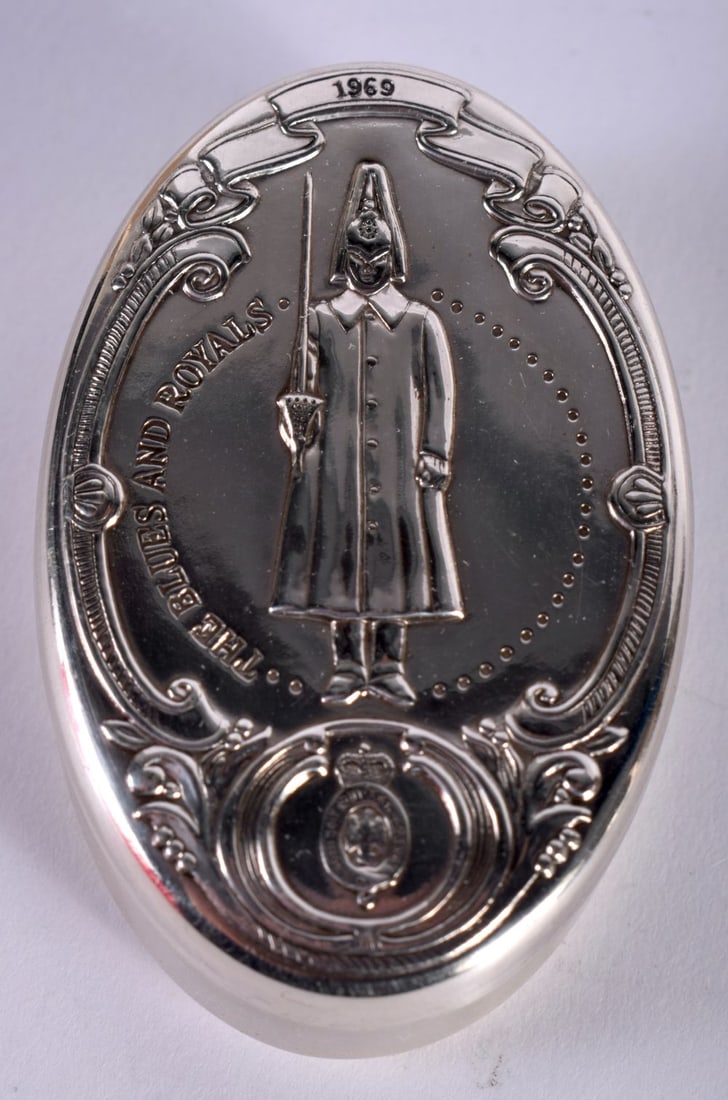 A SILVER MILITARY PILL BOX. 25 grams. 3.5 cm x 5.5 cm.: A SILVER MILITARY PILL BOX. 25 grams. 3.5 cm x 5.5 cm.