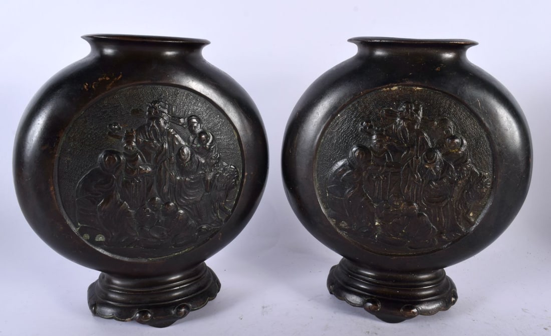 A PAIR OF 19TH CENTURY CHINESE BRONZE PILGRIM MOON FLASKS Qing, decorative with immortals within a c: A PAIR OF 19TH CENTURY CHINESE BRONZE PILGRIM MOON FLASKS Qing, decorative with immortals within a circular panel. 19 cm x 15cm.
