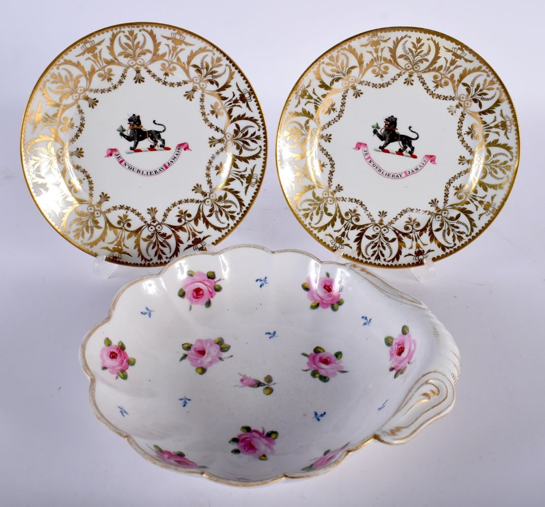 A PAIR OF LATE 18TH CENTURY CHAMBERLAINS WORCESTER ARMORIAL PLATES painted under a richly gild borde (1 of 6)