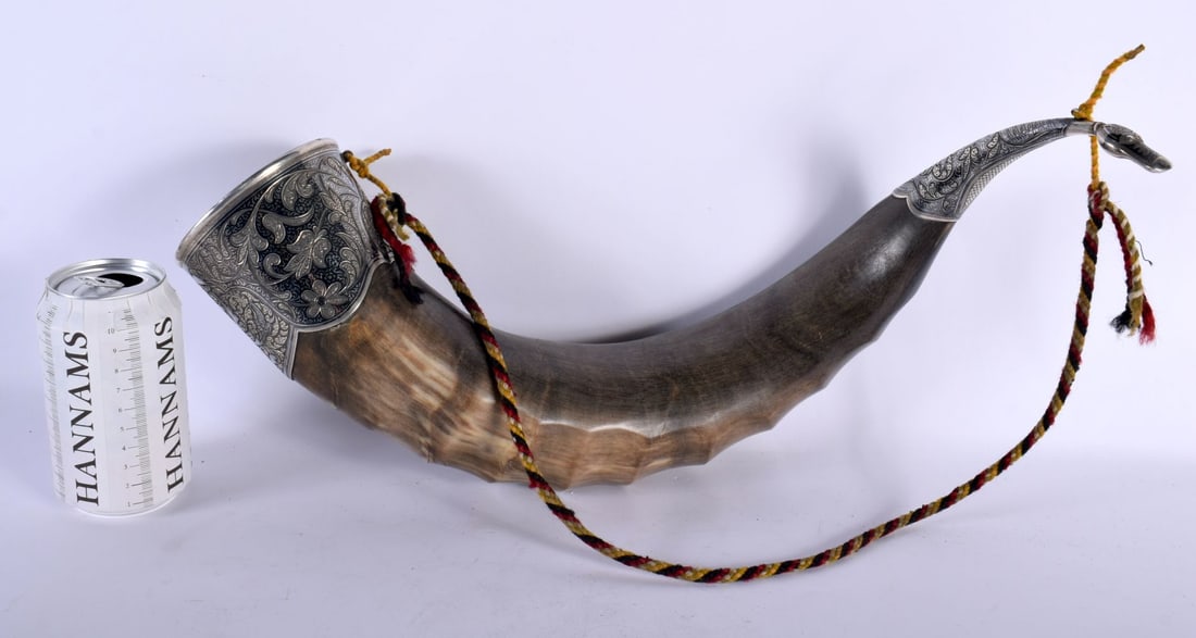 A FINE LARGE EARLY VICTORIAN CARBED POWDER HORN mounted in niello silver work. 43 cm wide. (1 of 6)