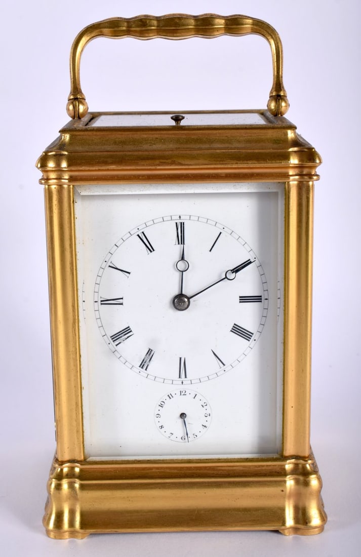 AN ANTIQUE REPEATING BRASS CARRIAGE CLOCK. 17.5 cm high inc handle. (1 of 7)