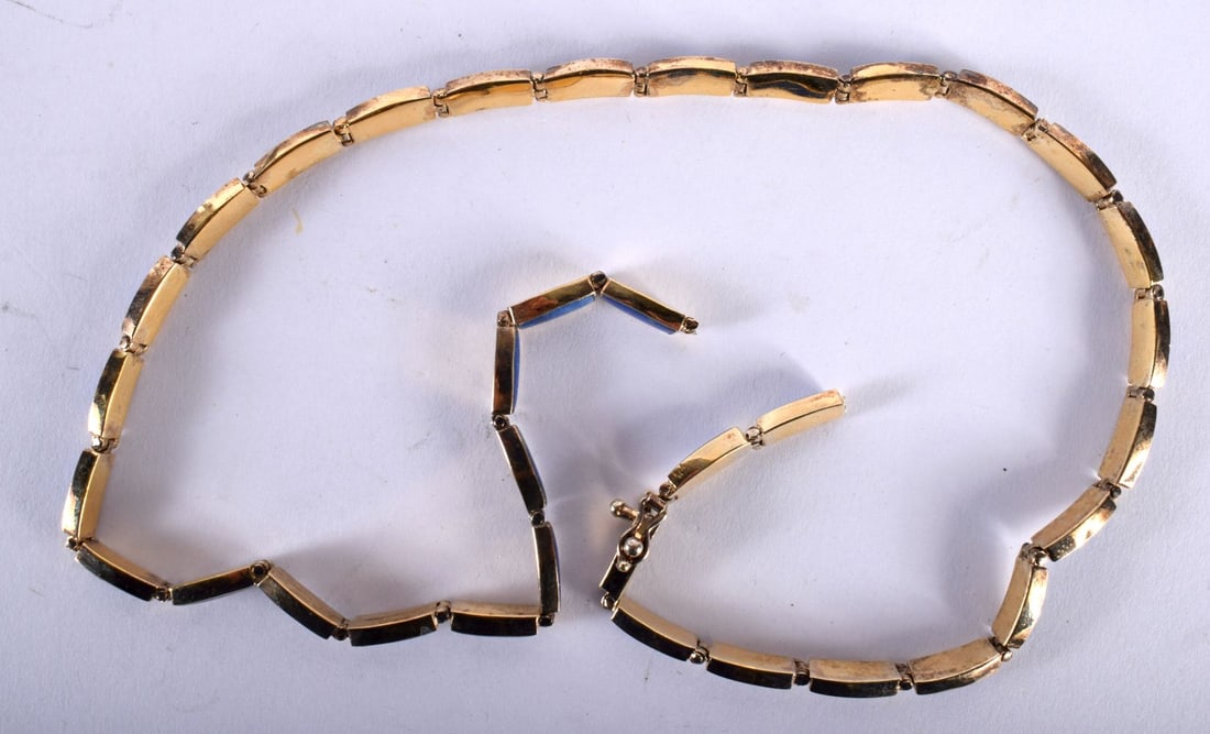 A SILVER GILT AND LAPIS LAZULI NECKLACE. 23.2 grams. 45 cm long. (1 of 3)