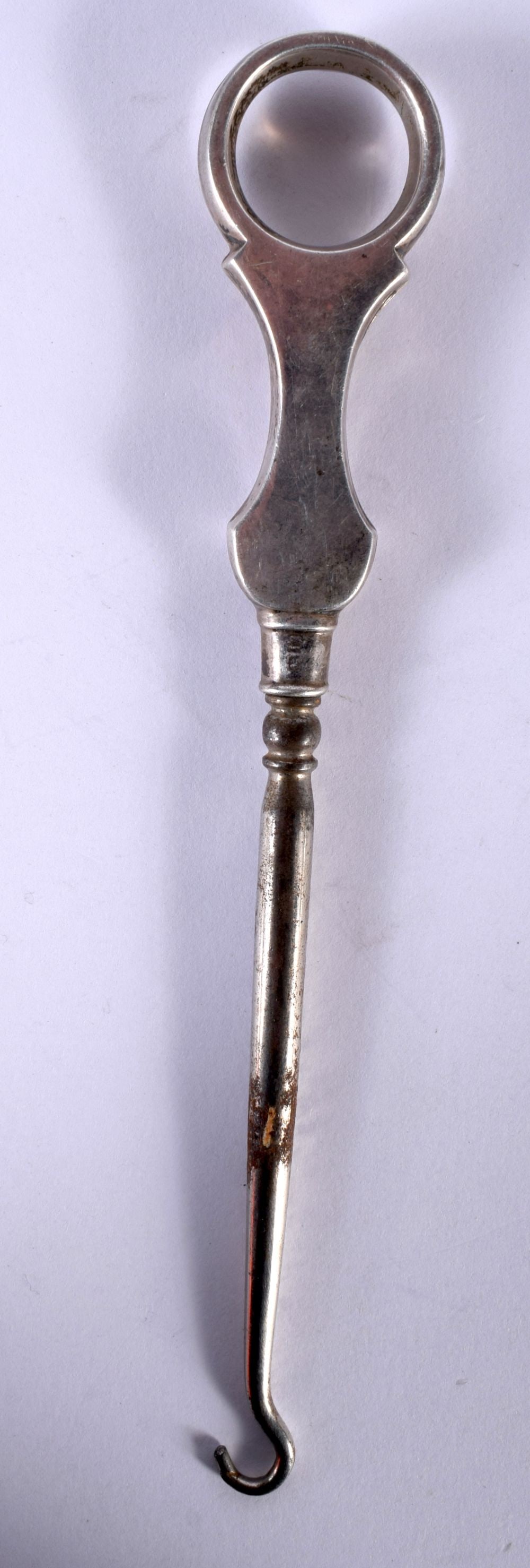 AN EDWARDIAN SILVER BUTTON HOOK. Birmingham 1908. 31.7 grams overall. 17 cm long. (1 of 3)
