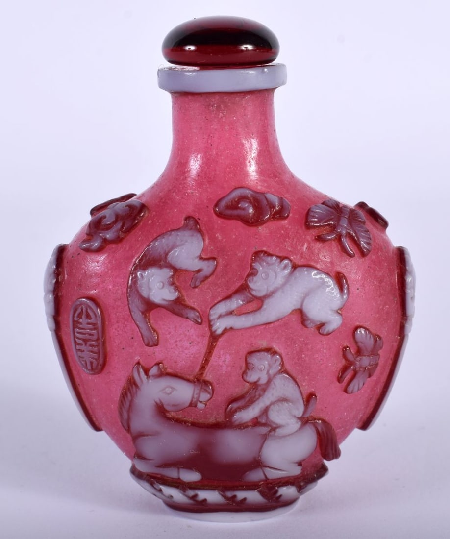 AN ANTIQUE CHINESE PEKING GLASS SNUFF BOTTLE AND STOPPER. 7.25 cm x 5.5 cm.: AN ANTIQUE CHINESE PEKING GLASS SNUFF BOTTLE AND STOPPER. 7.25 cm x 5.5 cm.