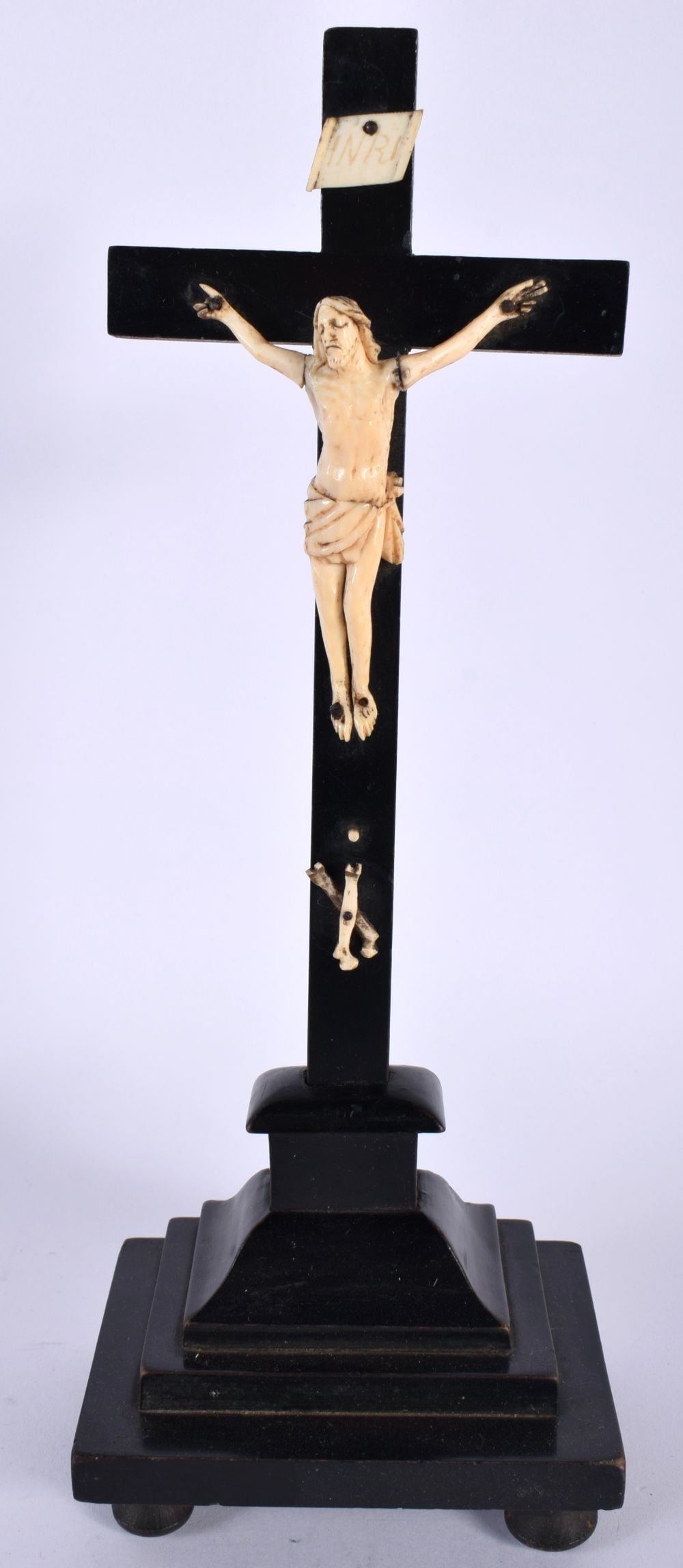 AN ANTIQUE CARVED BONE CORPUS CHRISTI. 25 cm high.: AN ANTIQUE CARVED BONE CORPUS CHRISTI. 25 cm high.