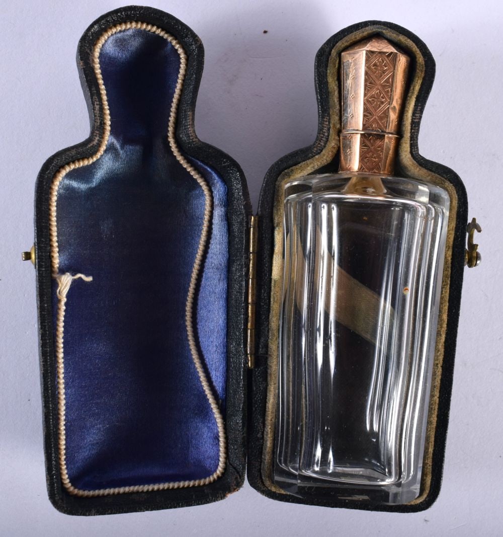 A Cased French Gold Mounted Scent Bottle.  9.3cm x 3.3cm x 2.3cm, weight of bottle 51.48g (1 of 5)