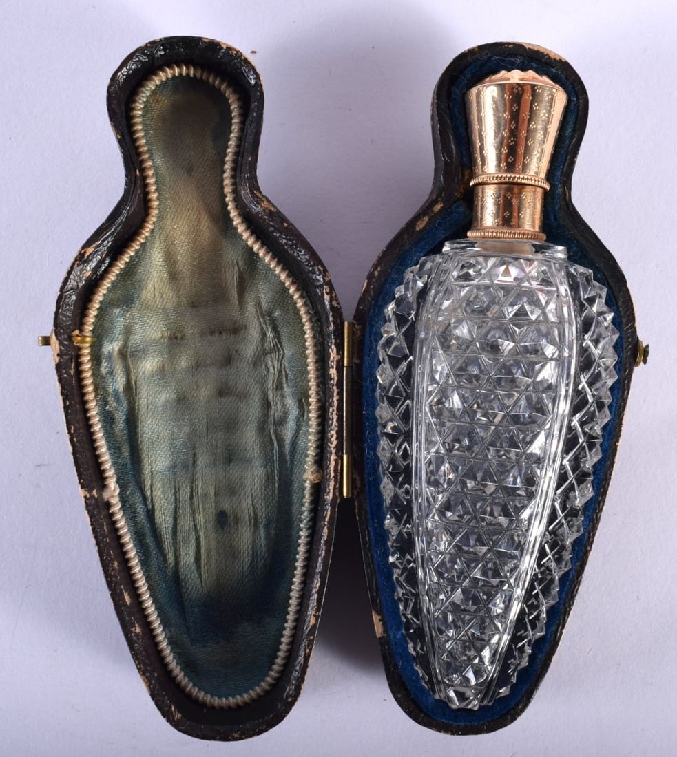 A Cased French Gold Mounted Scent Bottle.  9.5cm x 3.4cm x 2.2cm, weight of bottle 45.08g (1 of 5)