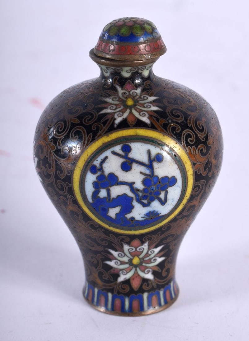 A CHINESE QING DYNASTY CLOISONNE ENAMEL SNUFF BOTTLE AND STOPPER. 6 cm x 4 cm. (1 of 4)