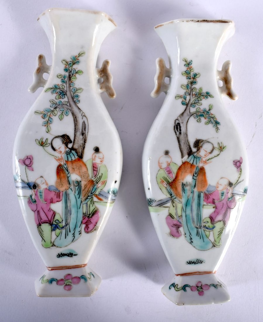 A PAIR OF EARLY 20TH CENTURY CHINESE FAMILLE ROSE PORCELAIN WALL POCKETS Late Qing/Republic. 17 cm x (1 of 4)