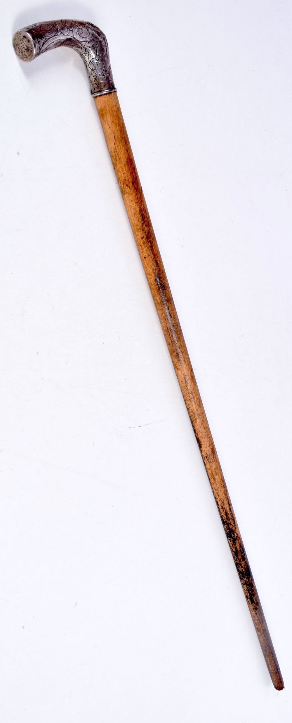A silver embossed handle hickory walking cane 82 cm.: A silver embossed handle hickory walking cane 82 cm.