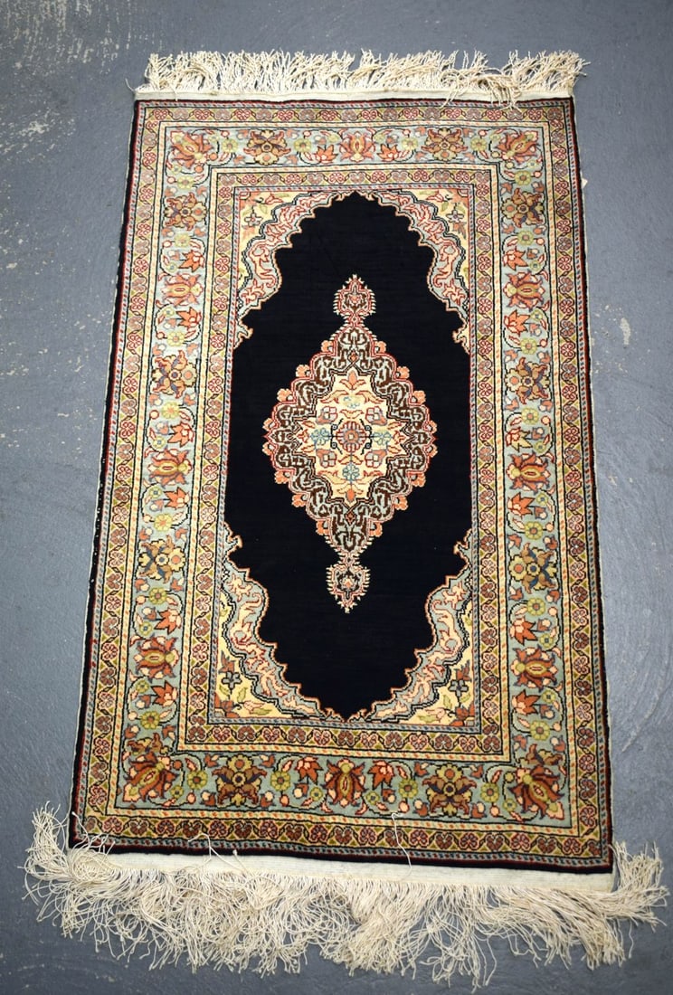 A KAYSER SILK PRAYER RUG. 100 cm x 50 cm.: A KAYSER SILK PRAYER RUG. 100 cm x 50 cm.