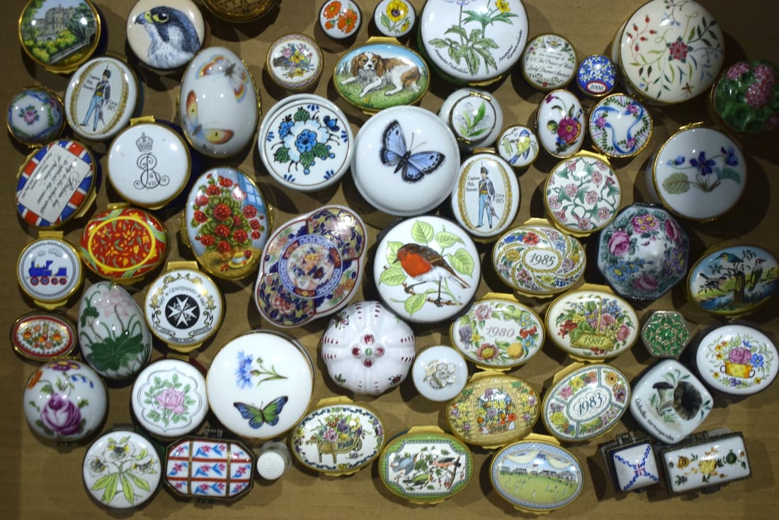 A large collection of ceramic pill and trinket boxes (Qty) (1 of 1)