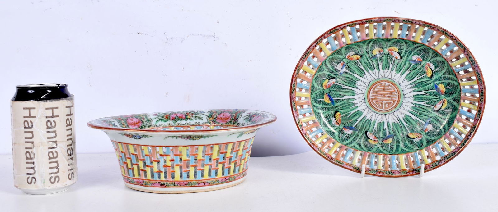 A  Chinese export porcelain Famille Rose Chestnut basket and plate 7 x 21 cm (2). (1 of 2)