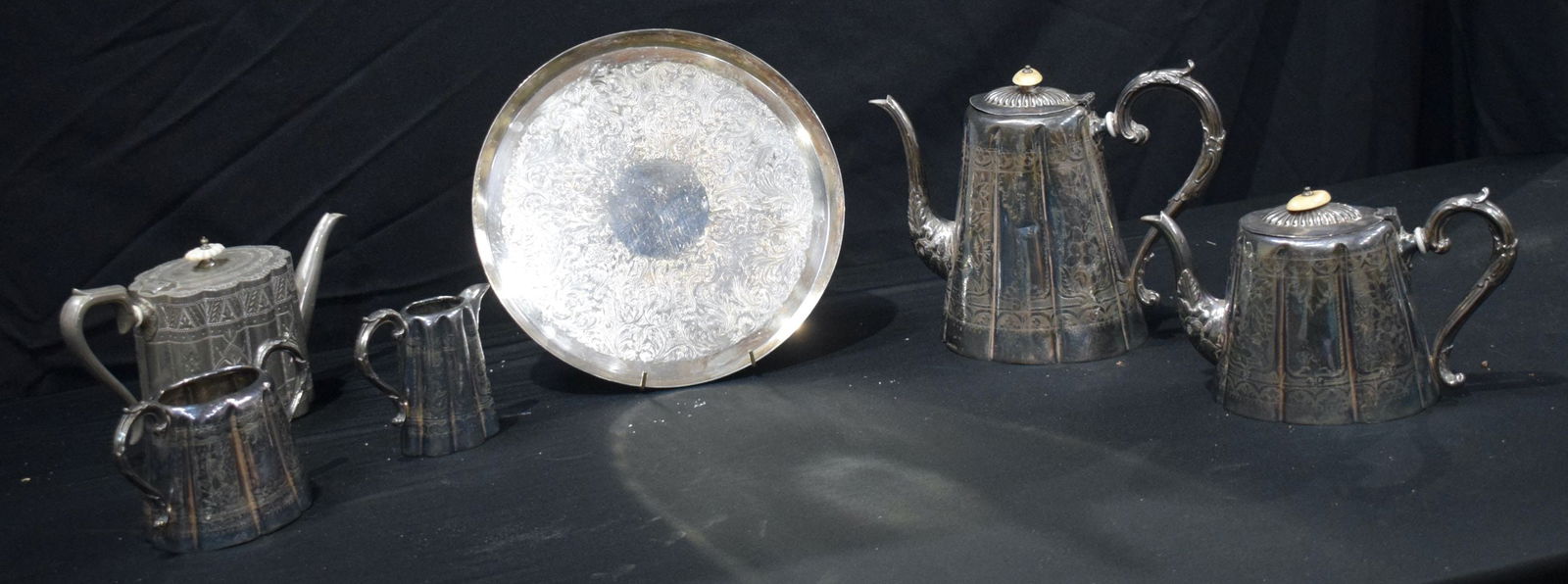 A collection of Silver plated items Tea and coffee pots etc largest 21 cm (6) (1 of 4)