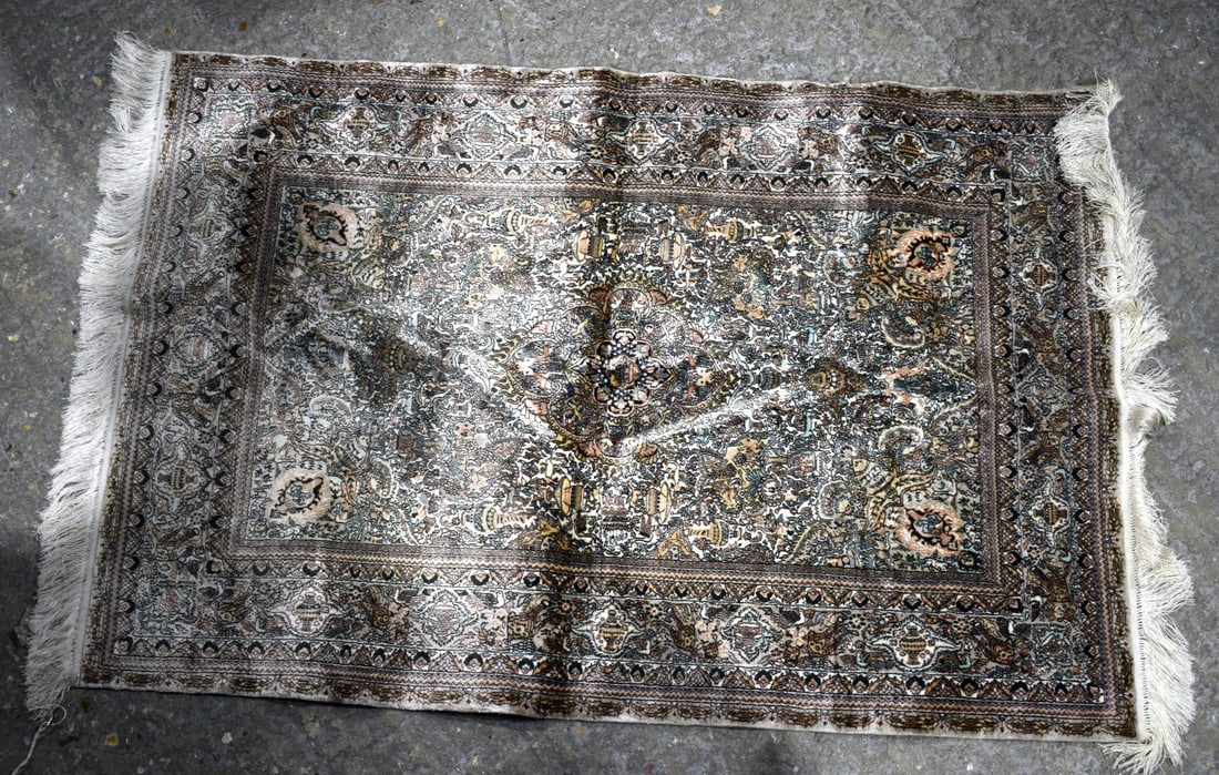 A SMALL SILK RUG. 92 cm x 60 cm. (1 of 4)