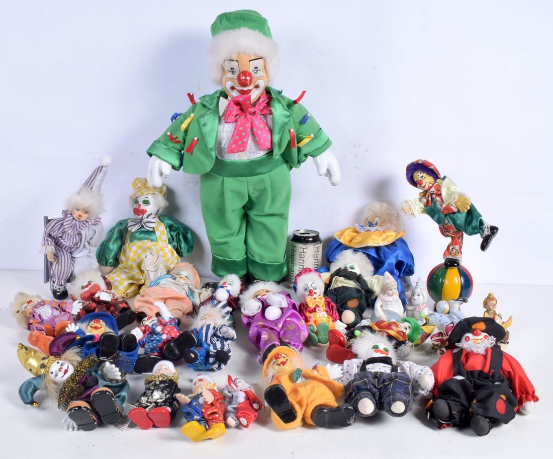 A large collection of Clowns largest 56 cm (Qty): A large collection of Clowns largest 56 cm (Qty)