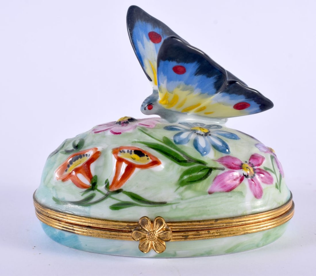 A FRENCH LIMOGES PORCELAIN BUTTERFLY PILL BOX AND COVER. 9.5 cm x 8.5 cm.: A FRENCH LIMOGES PORCELAIN BUTTERFLY PILL BOX AND COVER. 9.5 cm x 8.5 cm.