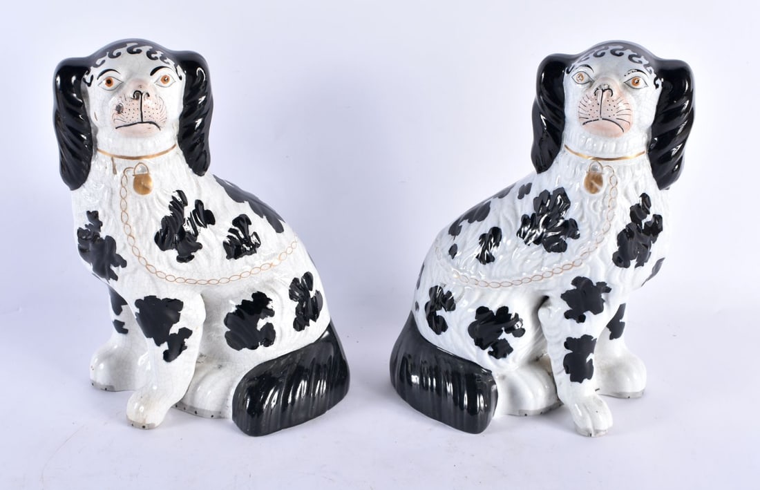 A PAIR OF LARGE STAFFORDSHIRE FLAT BACK KING CHARLES SPANIELS 26 X 18 cm (1 of 4)