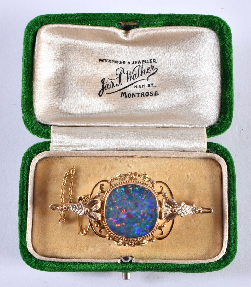 A LOVELY ANTIQUE GOLD AND OPAL BROOCH. 7.1 grams. 5 cm x 2.5 cm. (1 of 3)