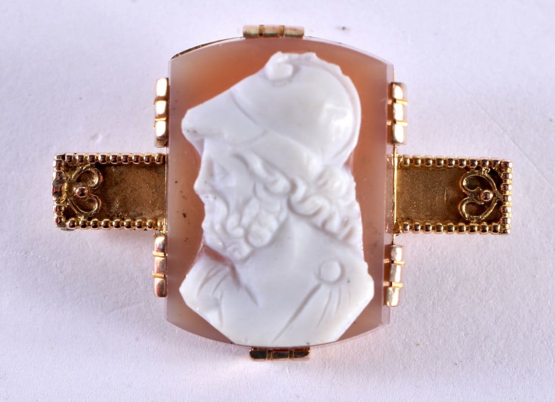 AN EARLY 19TH CENTURY YELLOW METAL CAMEO BROOCH. 10.5 grams. 2.5 cm x 3.5 cm. (1 of 2)