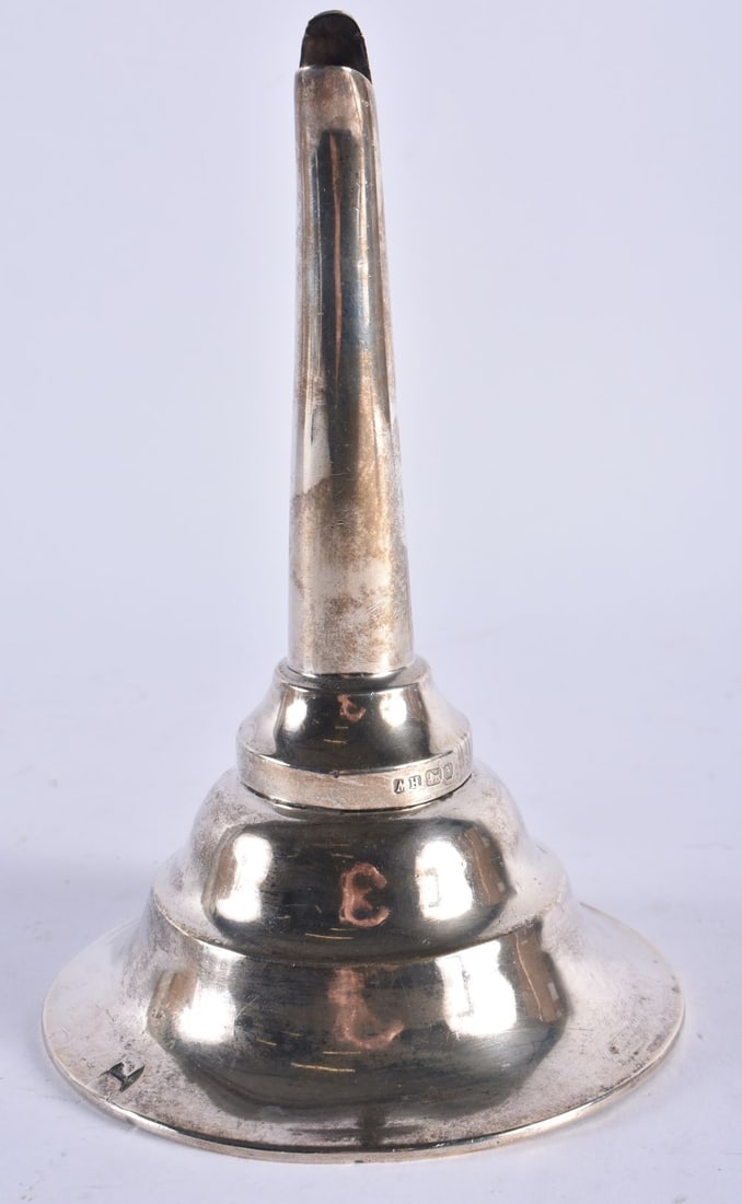 A GEORGE III STYLE SILVER FUNNEL. Sheffield 1917. 111 grams. 16 cm x 10.5 cm. (1 of 4)