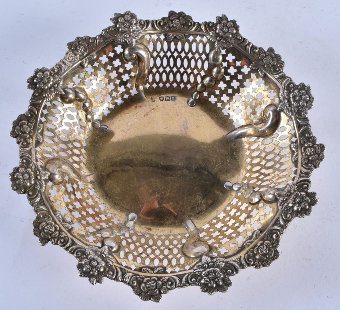 AN ANTIQUE SILVER GILT SWEETMEAT DISH. Sheffield 1918. 236 grams. 20 cm wide. (1 of 4)