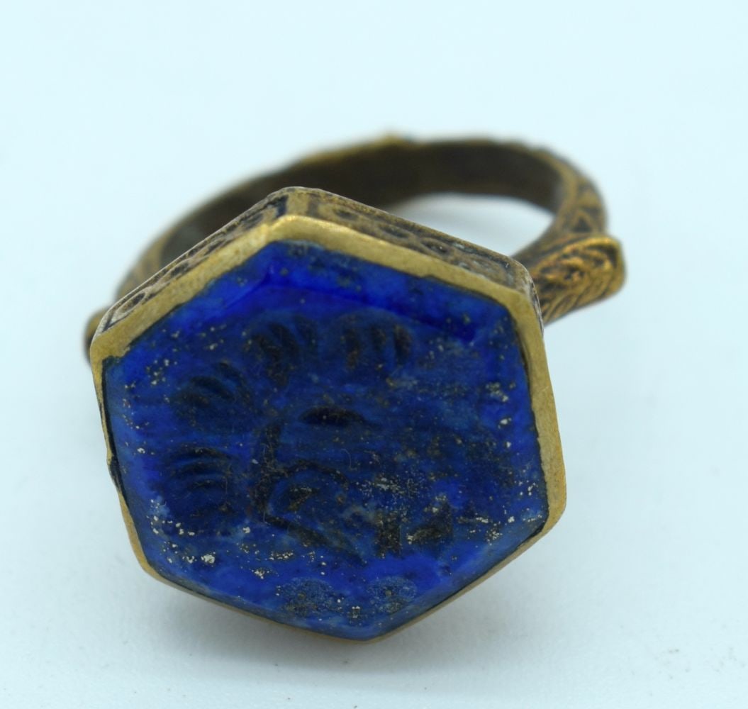 AN 18TH/19TH CENTURY ISLAMIC GOLD GILDED OTTOMAN LAPIS LAZULI SEAL RING. S. 9 grams. (1 of 3)