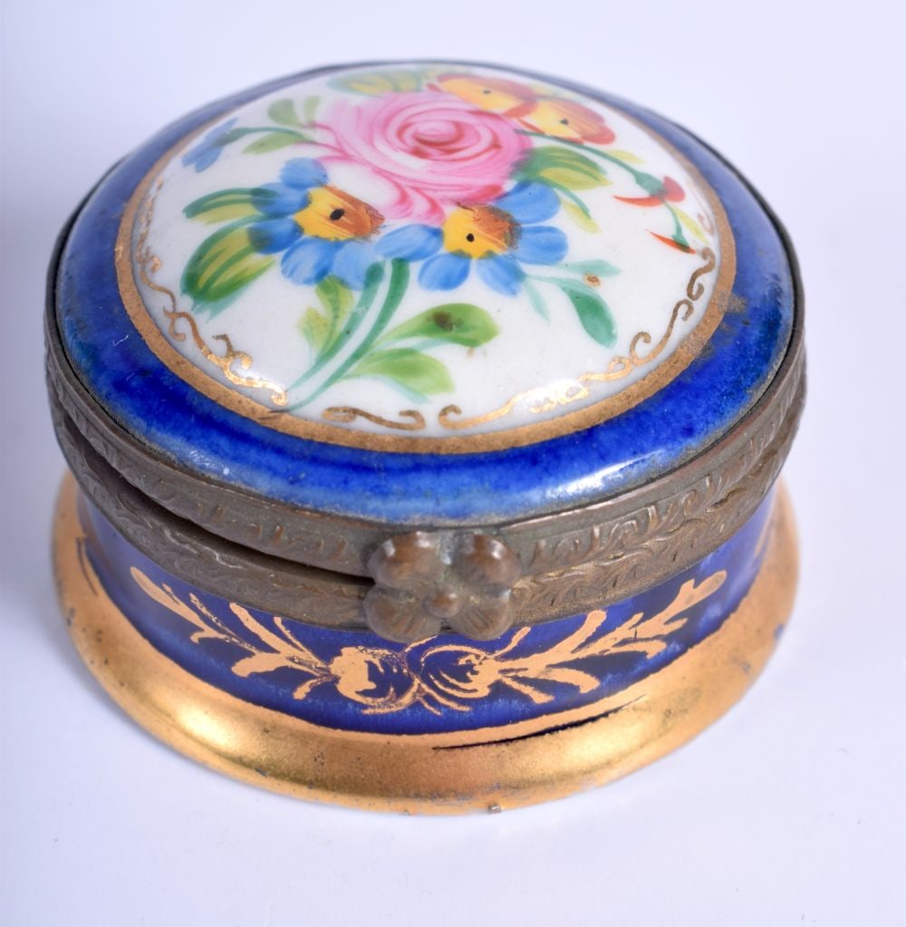 A Victorian Ceramic Patch / Pill Box with Floral Decoration. 4.5cm x 2.8cm, weight 37.8g: A Victorian Ceramic Patch / Pill Box with Floral Decoration. 4.5cm x 2.8cm, weight 37.8g