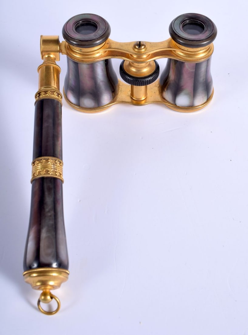 A Pair of Opera Glasses with Abalone Shell Barrels. 9.3cm x 3.2cm x 7.2cm(extended) 5.5cm (closed) (1 of 3)