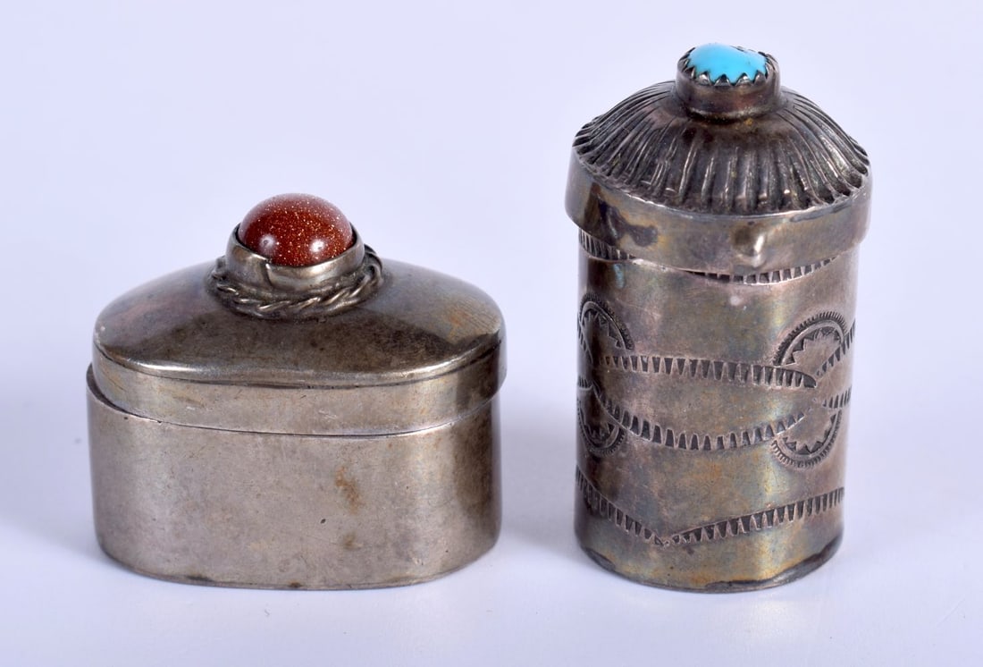 Two Small Silver Pill Boxes. Stamped 925, Largest 3.5cm x 2.1cm, total weight 24.7g: Two Small Silver Pill Boxes. Stamped 925, Largest 3.5cm x 2.1cm, total weight 24.7g