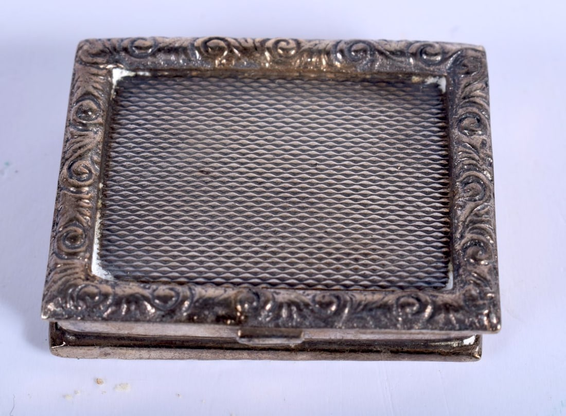 A Silver Pill Box. Hallmarked London 1937. 3.4cm x 2.6cm x 0.8cm, weight 21g: A Silver Pill Box. Hallmarked London 1937. 3.4cm x 2.6cm x 0.8cm, weight 21g