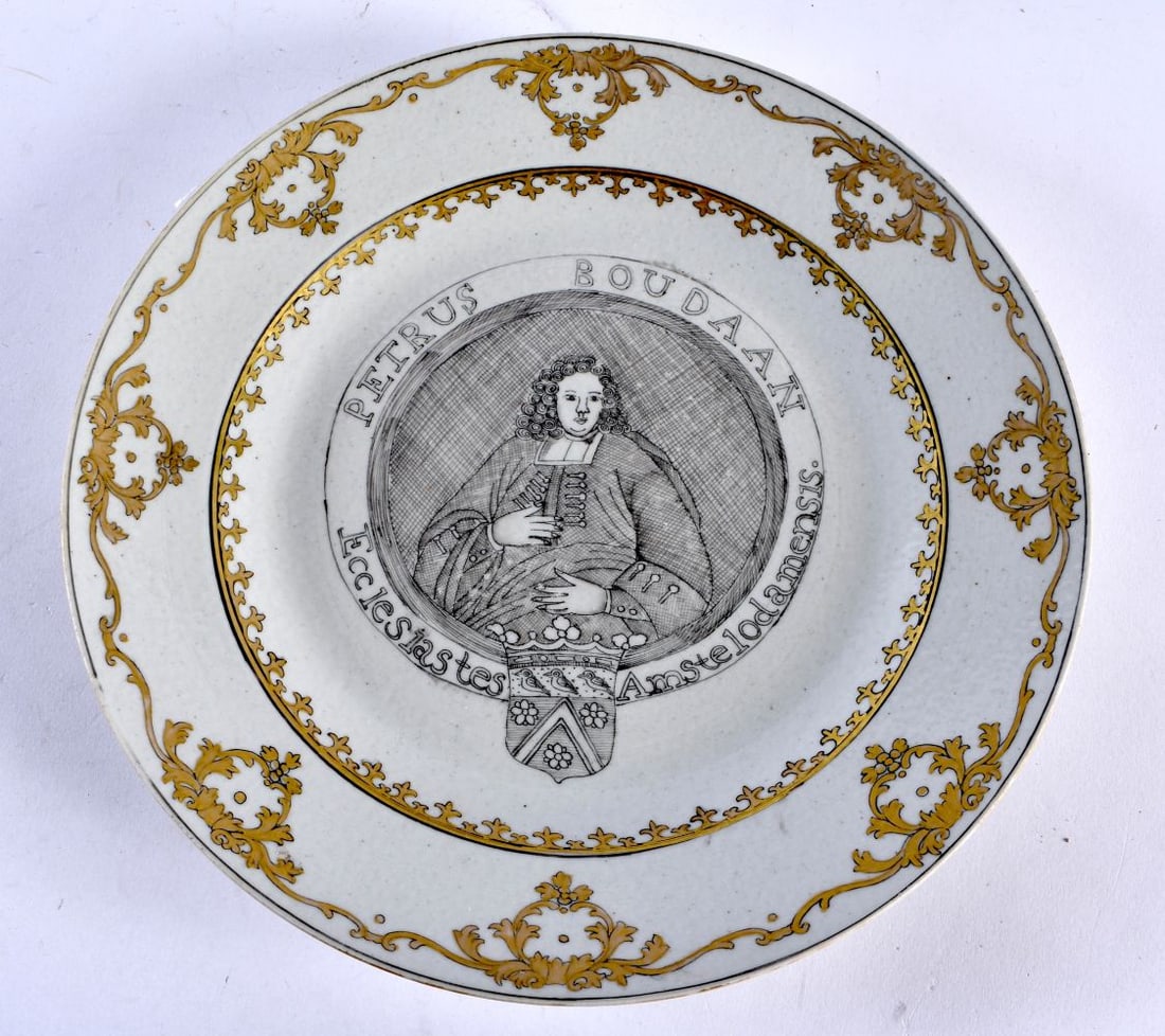 AN 18TH CENTURY CHINESE EXPORT EN GRISAILLE PORCELAIN DISH Qianlong, painted with a Dutchman. 22 cm (1 of 4)