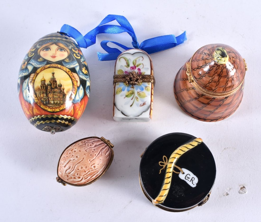 A RUSSIAN LACQUERED EGG together with four Limoges pill boxes. Largest 5.5 cm x 5 cm. (5): A RUSSIAN LACQUERED EGG together with four Limoges pill boxes. Largest 5.5 cm x 5 cm. (5)