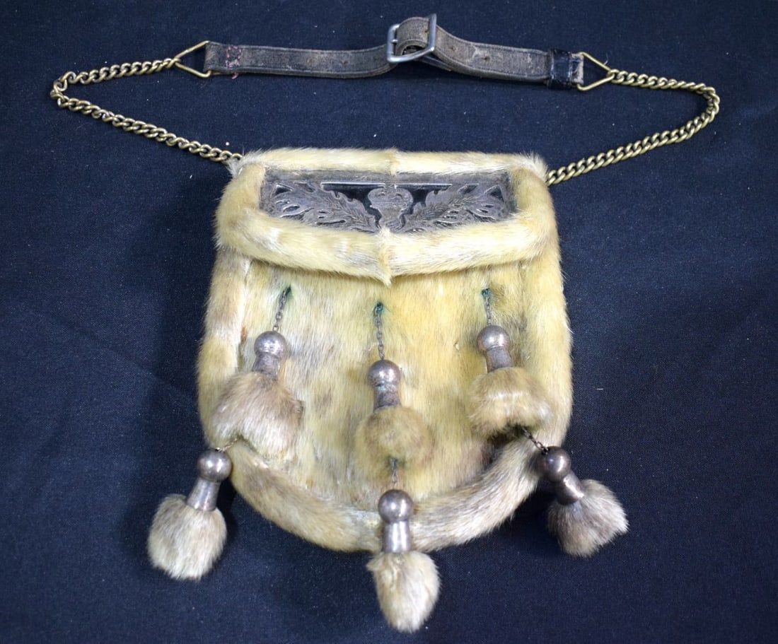 A Scottish Prince Charles Stuart sealskin dress Sporran 23 x 18 cm.: A Scottish Prince Charles Stuart sealskin dress Sporran 23 x 18 cm.