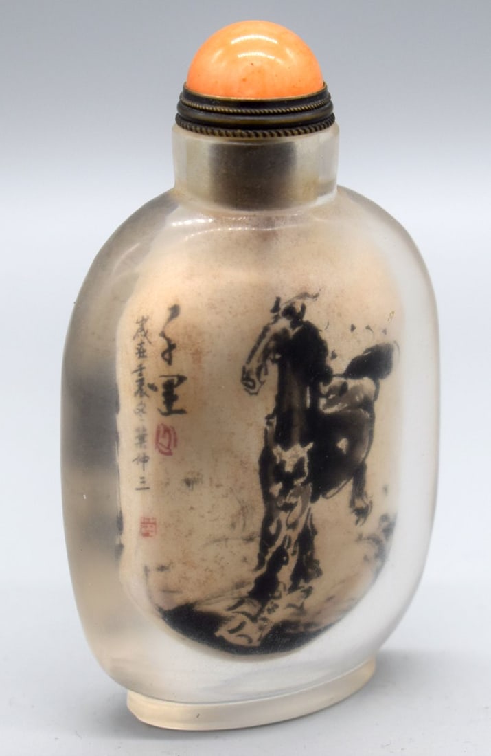 A Chinese glass snuff bottle 10 x 6 cm.: A Chinese glass snuff bottle 10 x 6 cm.