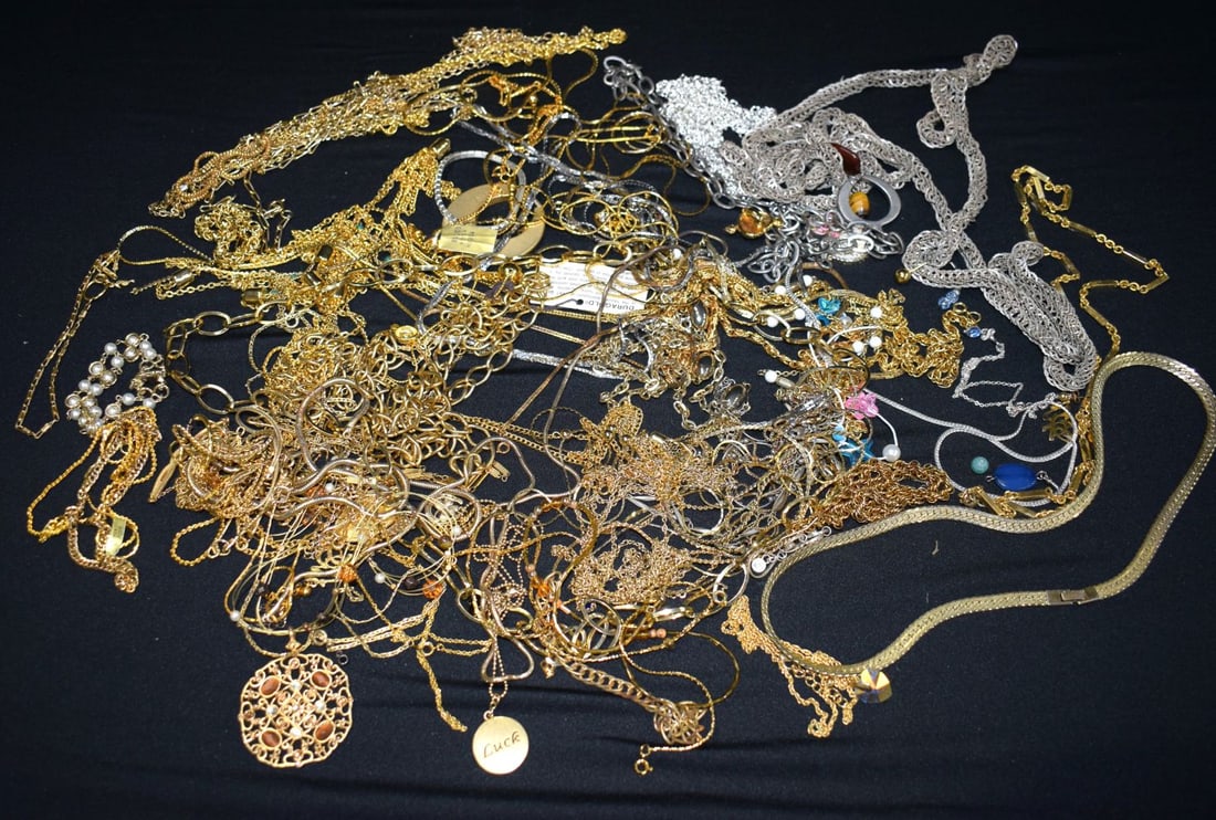 A collection of yellow metal Chains, bracelets and pendants (Qty): A collection of yellow metal Chains, bracelets and pendants (Qty)