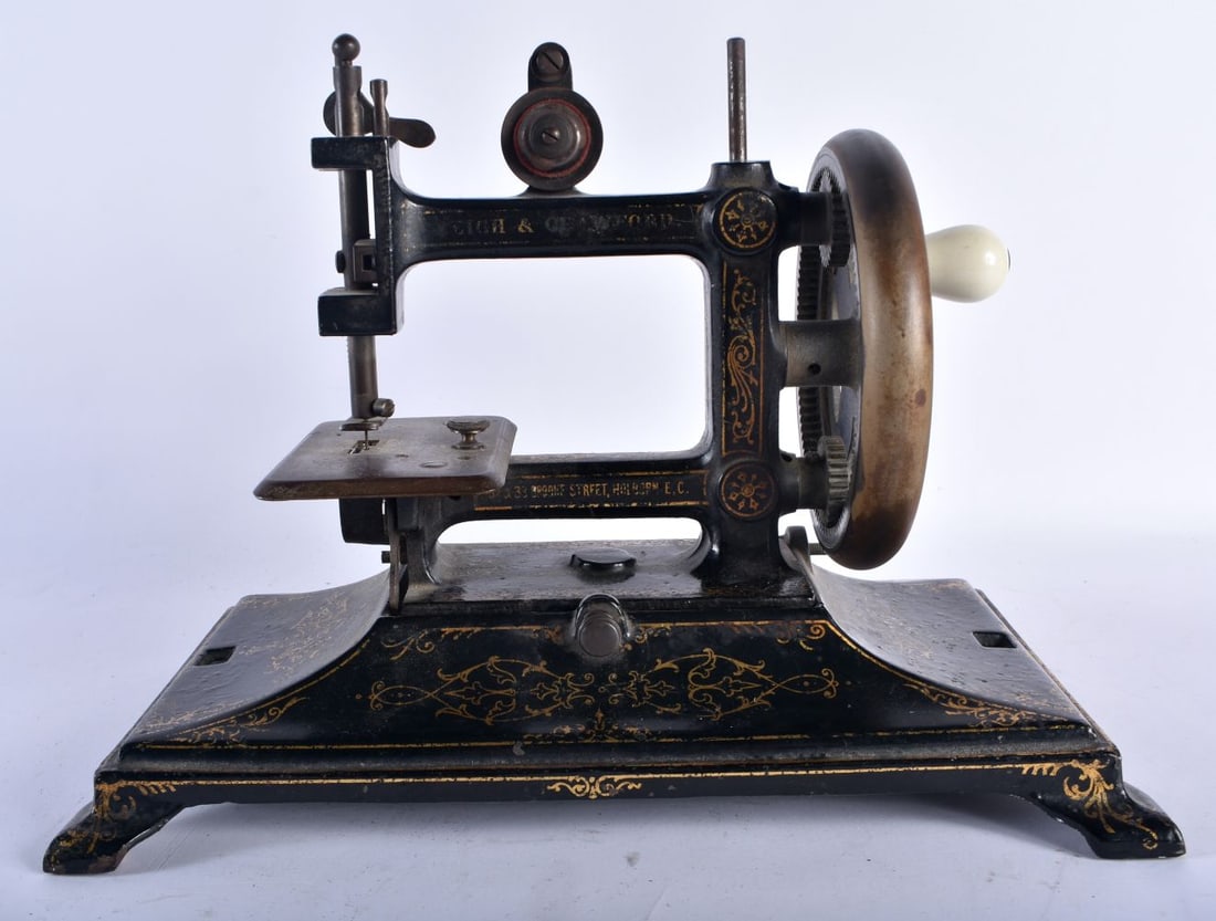 A LATE 19TH CENTURY ENGLISH LEIGH & CRAWFORD SEWING MACHINE 33 Brooke Street Holborne, with rising c (1 of 9)