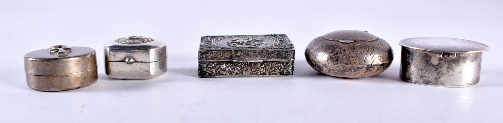 Five Silver Pill Boxes. Stamped 925 or XRF Tested 800, 930 Silver. Largest 4.3cm x 3.1cm x 1.3cm,: Five Silver Pill Boxes. Stamped 925 or XRF Tested 800, 930 Silver. Largest 4.3cm x 3.1cm x 1.3cm, total weight 102g (5)