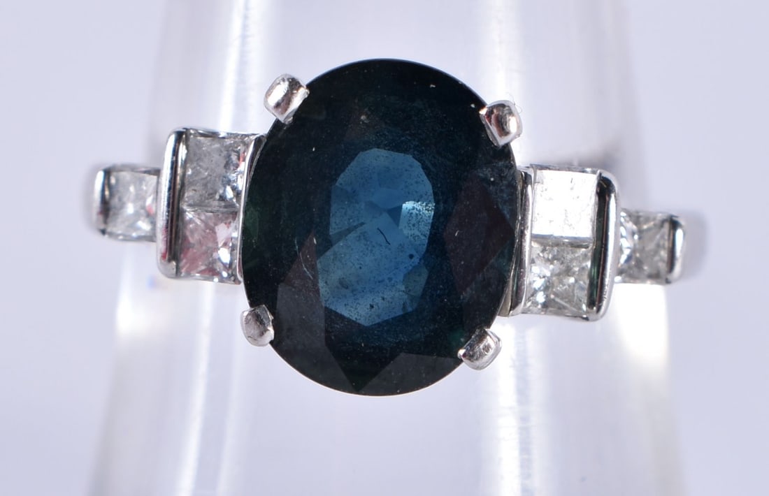 AN 18CT GOLD AND GREEN STONE RING. P. 4.2 grams. (1 of 4)