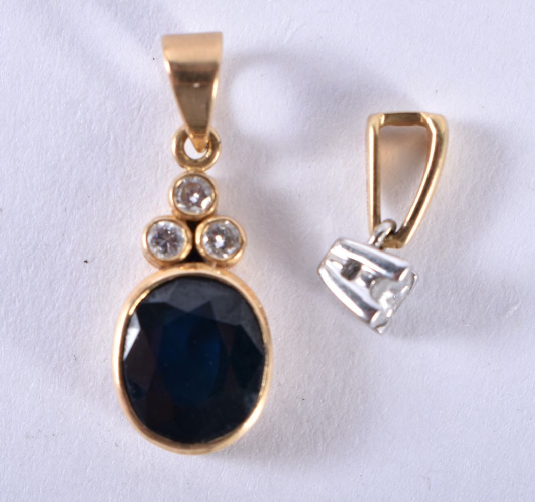 AN 18CT GOLD PENDANT. 2.3 grams. 2 cm x 0.75 cm. (1 of 2)