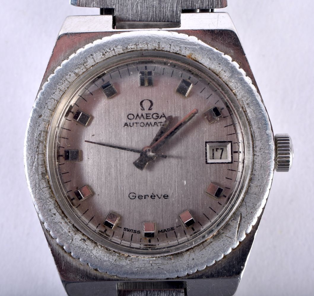 A VINTAGE OMEGA WRIST WATCH. 3.75 cm wide inc crown.: A VINTAGE OMEGA WRIST WATCH. 3.75 cm wide inc crown.