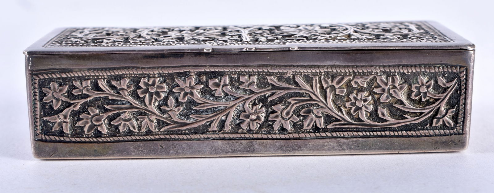 AN ANTIQUE SILVER SNUFF BOX. 75 grams.8.5 cm x 3.5 cm. (1 of 5)