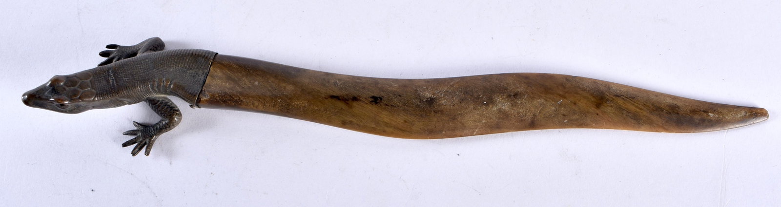 AN ANTIQUE NOVELTY LIZARD HORN AND BRASS LETTER OPENER. 45 grams. 25 cm long.: AN ANTIQUE NOVELTY LIZARD HORN AND BRASS LETTER OPENER. 45 grams. 25 cm long.